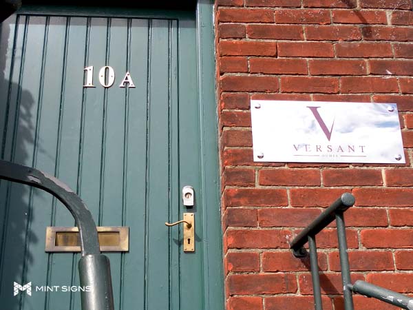 versant-ext-engraved-sign